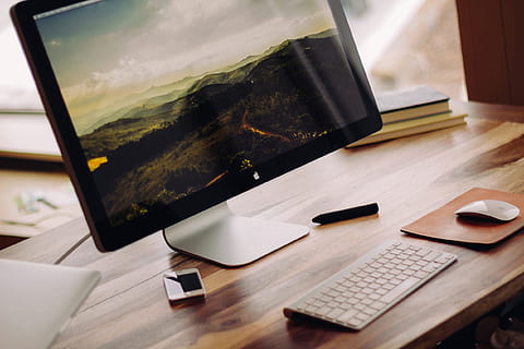 noir, imac;, Clavier magique Apple, clavier;, souris magique apple, table, Pomme, Mac, ordinateur, moniteur, écran, clavier, Souris, iphone, cellule, bois, Bureau, affaires, travail, La technologie, portable, Technologie sans fil, à l'intérieur, lien, personne, meubles, la communication, Nourriture et boisson, équipement informatique, bois - matériau, journée, vue grand angle, boisson, nature morte, verre, 1080P, CC0, domaine public, libre de droits