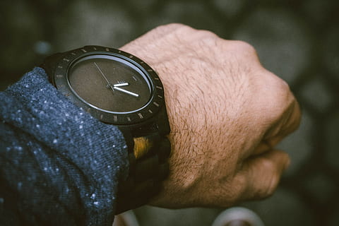 il giro, nero, analogico, orologio, sinistra, umano, polso, persona, indossare, 00:05, uomo, orologio analogico, orologio da polso, mano umana, tempo, avvicinamento, uomini, parte del corpo umano, una persona, solo un uomo, mano, parte del corpo, persone reali, concentrarsi sulle conoscenze acquisite, detenzione, stili di vita, giorno, attività di svago, tecnologia, l'esame, all'aperto, arto umano, dito, ricerca, 5K, CC0, dominio pubblico, privo di copyright