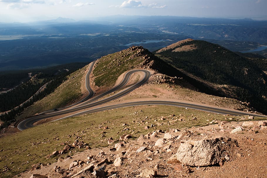 aèria, fotografia, Ventós, carretera, gris, carretera asfaltada, muntanya, durant el dia, rock, núvol, rocós, turó, doblar, corba, ruta, carril, corba de forquilla, escènic, horitzó, vista, Estar atent, medi ambient, escenics - natura, bellesa a la natura, paisatge, escena no urbana, tranquil·litat, naturalesa, Serra, dia, escena tranquil·la, cap gent, carretera de muntanya, cel, transport, carretera sinuosa, vista d’angle alt, idíl·lic, remot, a l'aire lliure, 5K