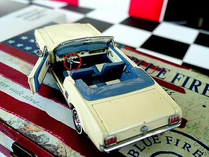 Oldtimer, Modell-, Auto, Spielzeuge, Modellauto, Ford, Blech Auto, Metall Auto, Cabrio, Nahansicht, Stillleben, Tabelle, Retro-Stil, Fokus auf den Vordergrund, Spielzeugauto, rot, keine Leute, Technologie, Spielzeug, High Angle View, Tag, drinnen, selektiver Fokus, Brille, Flagge, Fotografie-Themen, 2K, CC0, gemeinfrei, lizenzfrei