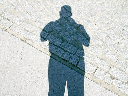skygge, sten-, stræde, sollys, rigtige mennesker, fokusere på skygge, en person, dag, høj vinkel visning, natur, sti, stående, livsstil, gade, fritidsaktivitet, udendørs, herrer, by, solrig, bagfra, brosten, 4K, CC0, offentligt domæne, royaltyfrie
