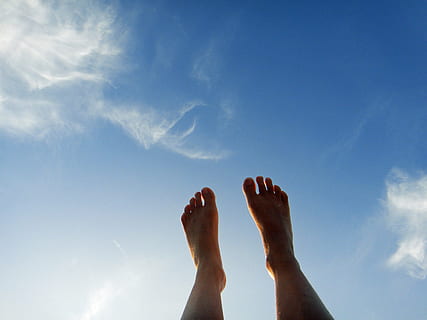 peus, cel, núvols, blau, estiu, part del cos humà, part del cos, descalç, secció baixa, cama humana, núvol - cel, peu humà, extremitat humana, membre, dia, gent, relaxació, naturalesa, vista d’angle baix, adult, perspectiva personal, llum solar, els peus cap amunt, a l'aire lliure, braços aixecats, 4K, CC0, domini públic, lliure de regalies