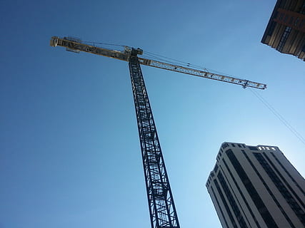 Kran, Turmdrehkran, Konstruktion, Turm, Struktur, Ausrüstung, hoch, Kran - Baumaschinen, Himmel, Maschinen, Industrie, Flachwinkelansicht, Baustelle, Baugewerbe, die Architektur, Entwicklung, gebaute Struktur, Blau, Natur, klarer Himmel, große Höhe, Baumaschine, draußen, keine Leute, Tag, Gebäudehülle, Stadt, Baumaschinen, Legierung, stehlen, Wolkenkratzer, Wirtschaft, 2K, CC0, gemeinfrei, lizenzfrei