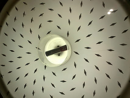 foto, lampada da soffitto accesa, fisica, magnete, bussola, modello, Inquadratura dal basso, forma geometrica, illuminato, soffitto, forma, design, attrezzatura per l'illuminazione, cerchio, sfondi, in casa, sospeso, decorazione, nessuno, elettricità, metallo, riflessione, avvicinamento, macchiato, buco, luce, color argento, direttamente sotto, 2K, CC0, dominio pubblico, privo di copyright