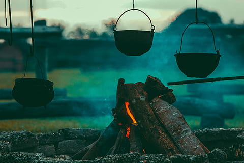 Trois, des pots, pendu, feu de camp, Aube, des briques, brûlant, camping, fermer, cuisine, marmites, Feu, chaud, fumée, bois, personne, journée, chaleur - température, en plein air, industrie métallurgique, flamme, feu - phénomène naturel, la nature, se concentrer sur le premier plan, fumée - structure physique, métal, matériel d'éclairage, pendaison, embrasé, ustensile de cuisine, équipement ménager, ciel, Nourriture et boisson, lampe électrique, 5K, CC0, domaine public, libre de droits