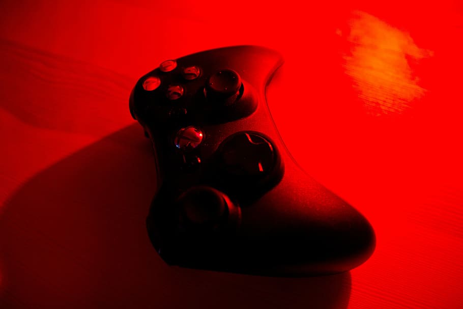 sort, en, controller, videospil, xbox, gaming, underholdning, playstation, kontrollere, teknologi, fritid, sjovt, rød, kun en kvinde, voksen, studio skud, silhuet, en person, farvet baggrund, indendørs, ingen mennesker, sociale problemer, kunstkultur og underholdning, enkelt objekt, skygge, rød baggrund, advarselsskilt, tæt på, mysterium, skilt, uhyggelig, aggression, frygt, sko, vold, 5K