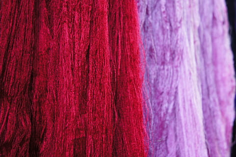 wol, threads, rood, paars, hangen, droog, rood, Purper, het weven, getextureerde, volledig kader, achtergronden, roze kleur, textiel, geen mensen, detailopname, multi gekleurd, kunst en ambacht, draad, binnenshuis, materiaal, keuze, creativiteit, patroon, levendige kleuren, focus op de voorgrond, zachtheid, 4K, CC0, publiek domein, royaltyvrij
