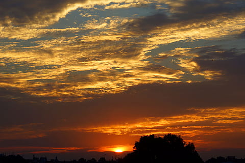 matahari terbenam, awan, langit, alam, musim panas, pemandangan, malam, Barat, matahari, merah, keemasan, suasana hati, awan - langit, keindahan di alam, scenics - alam, warna oranye, ketenangan, adegan yang tenang, bayangan hitam, idilis, tidak ada orang, pohon, langit yang dramatis, sinar matahari, menanam, tampilan sudut rendah, di luar rumah, adegan non-urban, perasaan kagum, langit romantis, 1080P, CC0, domain publik, bebas royalti