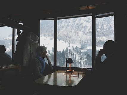 to, person, sitter, bord, se, snø, dekket, høyde, foran, fjell, restaurant, vindu, utsikt, innendørs, gjennomsiktig, glass - materiale, ekte folk, menn, voksen, livsstil, mennesker, dag, fritidsaktivitet, kvinner, natur, transportmiddel, transport, utsikt bakover, hanner, 4K, CC0, offentlig domene, opphavsrett gratis
