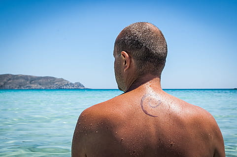 Mann, Einweichen, Karosserie, Wasser, tätowieren, zurück, Debian, Linux, Aussenseiter, der Rücken, debian, Linux, Meer, Rückansicht, mit nacktem Oberkörper, eine Person, Urlaube, Strand, Erwachsene, Ausflug, Natur, Urlaub, Männer, Himmel, Land, klarer Himmel, Kopfschuss, Freizeitbeschäftigung, Entspannung, Tag, draußen, Horizont über Wasser, 2K, CC0, gemeinfrei, lizenzfrei