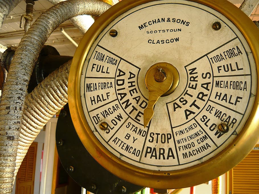 or, blanc, fills mecànics, mechan & sons scotstoun glasgow, stand, Atencao, scotstoun, espera, vaixell, equipament, tècnica, navegació, punter, primer pla, cap gent, a l'interior, dia, forma geomètrica, cercle, comunicació, forma, text, metall, antiguitat, vell, groc, nombre, centrar-se en primer pla, transport, patró, guió occidental, electricitat, Font d'alimentació, 2K