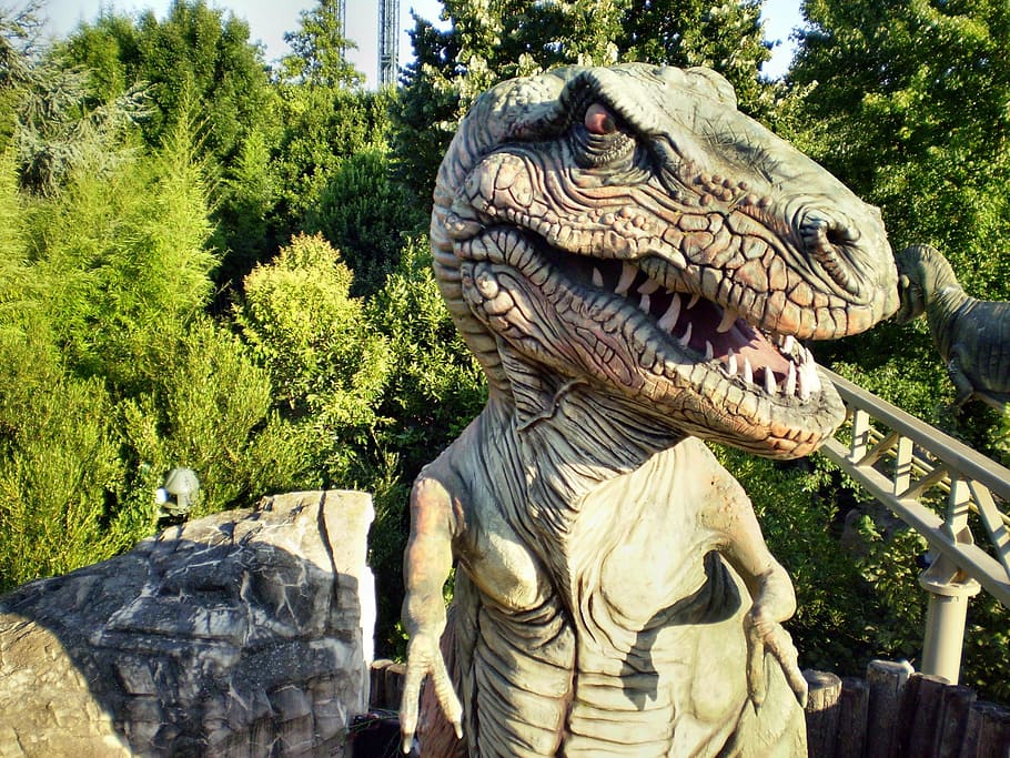 dinosaure, depredador, rex, escultura, art i artesania, representació, estàtua, planta, arbre, creativitat, representació humana, dia, artesania, cap gent, naturalesa, creixement, sòlid, semblança masculina, llum solar, a l'aire lliure, color verd, primer pla, ídol, 2K
