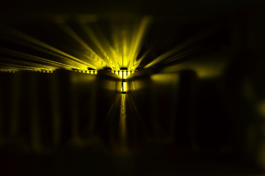 termosifone, sotto, dentro, giallo, nero, neon, riscaldamento, illuminato, attrezzatura per l'illuminazione, notte, cultura artistica e intrattenimento, buio, vita notturna, nessuno, luce, luce - fenomeno naturale, in casa, stage - spazio per le prestazioni, palcoscenico, discoteca, luce elettrica, evento, prestazione, musica, architettura, lampada elettrica, riflettore, luce scenica, laser, luminosità, luminosa, soffitto, 4K