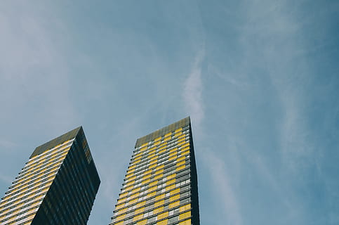 arquitectónico, fotografia, dois, prédios, arranha-céus, construção, dia, visão do olho de verme, amarelo, cinzento, céu branco, arranha-céu, torre, céu, janela, arquitetura, Prédio comercial, cena urbana, exterior do edifício, estrutura construída, cidade, moderno, azul, arquitetura e edifícios, o negócio, alto - alto, distrito da baixa, vidro - material, edifícios de escritórios, ao ar livre, ninguém, reflexão, vida urbana, paisagem urbana, visão de baixo ângulo, nuvem - céu, exterior do prédio de escritórios, escritório, natureza, luz solar, Distrito financeiro, 2K, CC0, domínio público, royalty free