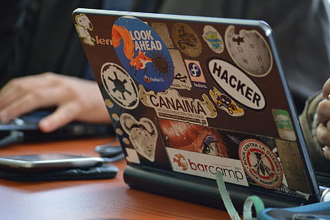roztříděný, samolepky, Černá, přenosný počítač, hacker, Internet, technologie, počítačů, online podnikání, podniknout, kopiník, online, software, open source, lidské ruky, sdělení, ruka, text, jedna osoba, část lidského těla, stůl, jídlo a pití, detail, zaměřit se na popředí, západní skript, číslo, podnikání, uvnitř, zastoupení, napít se, muži, bezdrátové technologie, prst, 1080P, CC0, veřejná doména, bez autorských práv