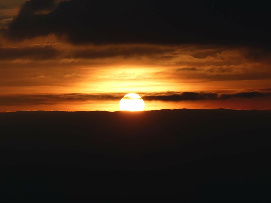 posta de sol, sol, cel, pica, raigs, escenics, naturalesa, núvol - cel, majestuós, escena tranquil·la, bellesa a la natura, silueta, escenics - natura, llum solar, color taronja, tranquil·litat, idíl·lic, cap gent, a l'aire lliure, medi ambient, cel dramàtic, còpia espai, raig de sol, retroil·luminat, brillant, eclipsi, 4K