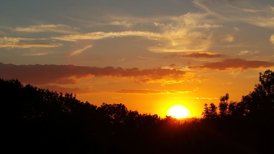 aften, humør, skyer, tusmørke, atmosfære, landskab owen, solnedgang, himmel, sky - himmel, skønhed i naturen, ro, træ, scenics - natur, silhuet, rolig scene, orange farve, sol, sollys, plante, natur, idyllisk, ingen mennesker, dramatisk himmel, ikke-urbane scene, miljø, landskab, udendørs, lyse, 5K