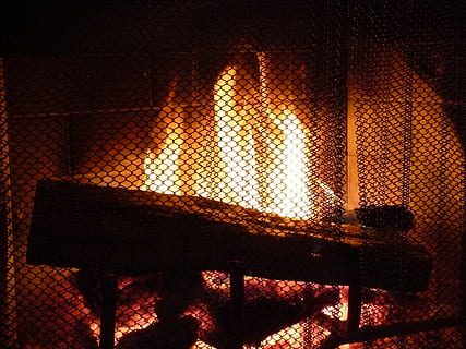 cheminée, Feu, écran, chaud, chaleur, maison, confortable, bois de chauffage, brillant, brûler, flamme, bûche, romantique, brûlant, embrasé, lueur, foyer, coin du feu, écran pare-feu, siège, à l'intérieur, personne, nuit, chaise, bois - matériau, vide, ombre, la nature, architecture, absence, table, chaleur - température, feu - phénomène naturel, bâtiment, structure construite, 2K, CC0, domaine public, libre de droits