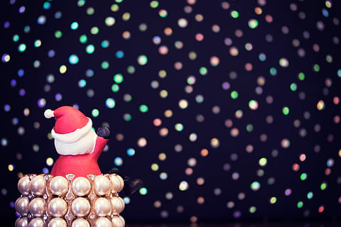 figurka santa claus, obložení, světla, Ježíšek, figurka, Vánoce, dekorace, pozadí, oslava, oslavu události, dovolená - akce, vánoční dekorace, sladké jídlo, sladký, jídlo, jídlo a pití, požitek, nikdo, dezert, uvnitř, lidské zastoupení, vícebarevné, pokušení, nezdravé stravování, dort, stálý život, kopie prostor, Dovolená, svítí, zastoupení, Svačina, 1080P, CC0, veřejná doména, bez autorských práv