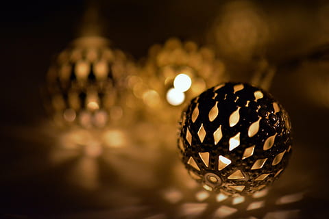 lys, mørk, belysning, dekoration, fest, jul, belyst, skinnende, tæt på, ingen mennesker, belysningsudstyr, guldfarvet, ferie, juledekoration, indendørs, guld, nat, rigdom, jul ornament, sfære, luksus, fokus på forgrunden, udsmykkede, natteliv, 4K, CC0, offentligt domæne, royaltyfrie