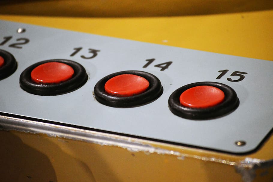 botons, consola, arcade, joc, vermell, arcade, joc, números, vell, soviètic, museu, empenta, rodó, retro, polsador, primer pla, groc, cultura i entreteniment artístic, elecció, panell de control, tecnologia, control, comunicació, text, nombre, guió occidental, cap gent, a l'interior, control remot, centrar-se en primer pla, color negre, enfocament selectiu, remot, signe, natura morta, equipament elèctric, 2K