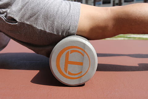 uomo, indossare, grigio, pantaloncini, utilizzando, equipaggiamento da palestra, Palestra, attrezzatura, esercizio, allenarsi, yoga, rullo, schiuma, rullo di schiuma, myotrigger, foamroller, punto di innesco, miofasciale, rilascio miofasciale, giorno, all'aperto, sport, nessuno, avvicinamento, una persona, luce del sole, persone reali, stili di vita, parte del corpo umano, numero, concorrenza, uno stile di vita sano, concentrarsi sulle conoscenze acquisite, atleta, vista dall'alto, detenzione, adulto, giovane adulto, mano umana, arto umano, auto-miglioramento, 5K, CC0, dominio pubblico, privo di copyright
