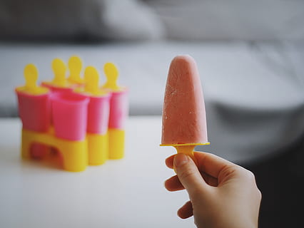 person, holding, popsicle iskrem, rosa, istapp, sommer, mat, dessert, søt mat, iskrem, sukkertøy, smaksatt is, gourmet, is, forfriskning, nærbilde, matbit, frossen, multi farget, menneskelig kroppsdel, menneskelig hånd, frossen mat, mat og Drikke, søt, overbærenhet, én person, fristelse, usunn mat, hånd, melkeprodukt, kroppsdel, finger, frossen søt mat, 4K, CC0, offentlig domene, opphavsrett gratis