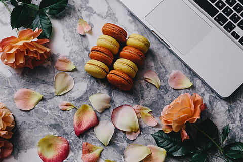 накладные расходы, Посмотреть, Macarons, мраморная плита, вид сверху, мрамор, горбыль, розы, рабочая среда, рабочее место, компьютер, желтый, MacBook, стол письменный, портативный компьютер, милая, печенье, конфеты, выше, красочность, оранжевый, Десерт, лепестки, плоский, Macaron, мраморный стол, миндальное печенье, французские миндальные печенья, мраморный фон, лепестки роз, питание, технология, высокий угол обзора, нет людей, в помещении, крупный план, день, свежесть, еда и напитки, натюрморт, Таблица, оранжевый цвет, снисходительность, сладкая еда, часть растения, готов съесть, лист, благополучие, здоровое питание, прямо над, искушение, природа, легкая закуска, 5K