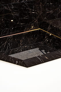 rajola, marbre, pis, cap gent, hivern, neu, nit, temperatura de fred, naturalesa, a l'interior, nevar, primer pla, color negre, vista d’angle alt, arbre, reflexió, sòls, arbre nu, material de fusta, metall, arquitectura, 5K, CC0, domini públic, lliure de regalies