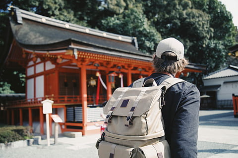 mand, iført, sort, top, rygsæk, orange, struktur, transporterer, bucket rygsæk, leder, pagoda hus, udforske, Langley, hat, rejse, turist, helligdom, japan, fyr, shinto, rejsende, asium, tempel, arkitektur, bagfra, fokus på forgrunden, bygning udvendig, bygget struktur, dag, en person, herrer, rigtige mennesker, tøj, natur, bygning, udendørs, taljen op, repræsentation, by, stående, sollys, uniform, 5K, CC0, offentligt domæne, royaltyfrie