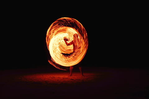 timelapse fotografering, person branddans, ståluldsfotografering, tid, omgange, Foto, mand, branddans, ild, lys, firedancing, spin-, nat, glødende, brand - naturligt fænomen, varme - temperatur, flamme, sort farve, mørk, lys - naturligt fænomen, abstrakt, ingen mennesker, belyst, udendørs, brænding, kopiere plads, bevægelse, lang eksponering, orange farve, begivenhed, natur, sløret bevægelse, en person, tråduld, jord, sort baggrund, gnister, 4K, CC0, offentligt domæne, royaltyfrie