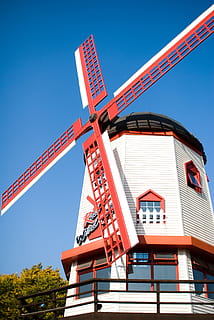 Moulin à vent, ciel rouge, rouge, ciel, architecture, structure construite, extérieur du bâtiment, industrie de construction, bleu, en plein air, architecture et bâtiments, ciel clair, journée, faible angle de vue, personne, la nature, métal, lumière du soleil, arbre, bâtiment, production de carburant et d'électricité, plante, grue - engins de chantier, 4K, CC0, domaine public, libre de droits