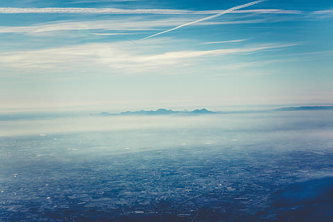corpo, acqua, giorno, fotografia di paesaggio, oceano, cielo, nube, montagna, nebbioso, paesaggio urbano, foschia, paesaggio, alp, catena montuosa, vista, blu, città, Italia, mongolfiera, spedizione, nuvola - cielo, scenics - natura, ambiente, la tranquillità, bellezza nella natura, scena tranquilla, vista aerea, natura, nessuno, Cloudscape, all'aperto, idilliaco, in alto, Paradiso, meteorologia, 5K, CC0, dominio pubblico, privo di copyright