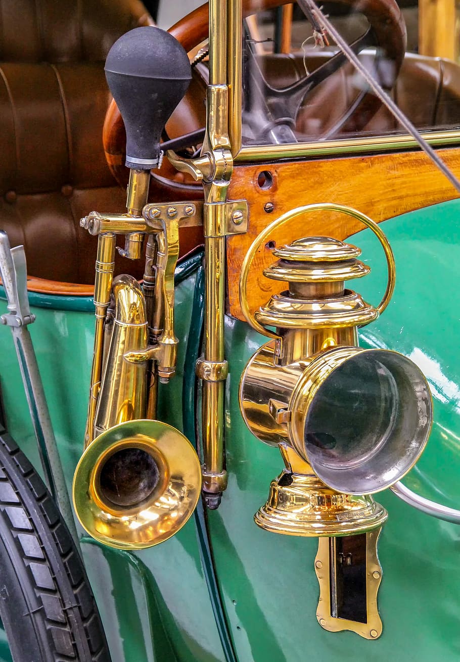 auto, oldtimer, kov, roh, světlo, nostalgický, zelená, dřevo, okno, zařízení, mosaz, lampy, pneumatiky, hudební nástroj, hudba, mosazný nástroj, umělecká kultura a zábava, větrný nástroj, nikdo, trubka, zlaté barvy, detail, saxofon, den, zaměřit se na popředí, uvnitř, hudební vybavení, sklo - materiál, stálý život, 4K