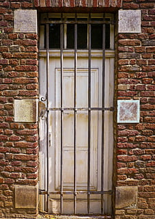 puerta, cuadrícula, antiguo, edificio, metal, fachada, barandillas de hierro, piedra, arquitectura, estructura construida, exterior del edificio, pared de ladrillo, ladrillo, ventana, pared, nadie, Entrada, día, cerrado, pared - característica de la construcción, proteccion, seguridad, casa, al aire libre, la seguridad, 2K, CC0, dominio público, libre de derechos