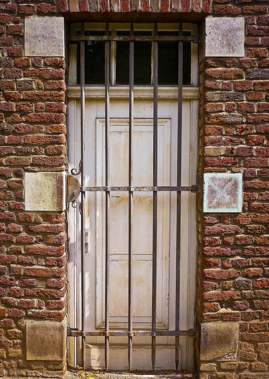 puerta, cuadrícula, antiguo, edificio, metal, fachada, barandillas de hierro, piedra, arquitectura, estructura construida, exterior del edificio, pared de ladrillo, ladrillo, ventana, pared, nadie, Entrada, día, cerrado, pared - característica de la construcción, proteccion, seguridad, casa, al aire libre, la seguridad, 2K