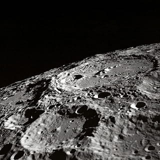 buitenste, fotografie van bovenaanzicht van de krater, maan, krater, top, uitzicht, fotografie, natuur, water, zee, rock - object, geen mensen, achtergronden, zwarte achtergrond, studio opname, detailopname, nacht, kopie ruimte, buitenshuis, vervoer, wijze van transport, hemel, land-, reizen, kalmte, lage hoekweergave, afwijzen, architectuur, patroon, 2K, CC0, publiek domein, royaltyvrij