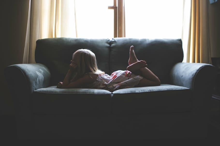 noia, estirat, gris, sofà, negre, casa, interior, vivent, habitació, noi, nen, gent, relaxa't, finestra, cortina, relaxació, a l'interior, només adults, acollidor, sala d'estar, còmode, els peus cap amunt, assegut, mobles, habitació domèstica, estils de vida, una persona, longitud completa, persones reals, dia, activitat d'oci, dones, interior de casa, descalç, 5K