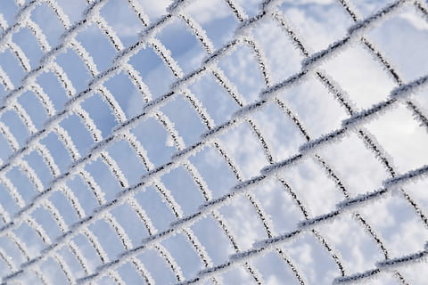 skabelon, struktur, baggrund, abstrakt, ingen, natur, udendørs, Leann, sne, hvid, vinter, hegn, mønster, baggrunde, ingen mennesker, hvid farve, tæt på, metal, fuld ramme, dag, sikkerhed, tekstureret, sollys, gitter, trådnet, gentagelse, sølvfarvet, forbindelse, beskyttelse, legering, stål, 5K, CC0, offentligt domæne, royaltyfrie