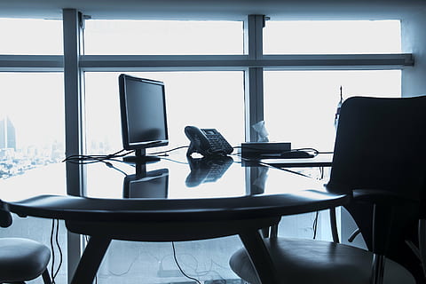 monitor en la mesa, oficina, trabajo, computadora, portátil, negocio, empleo, contrastes, escritorio, silla, adentro, ventana, tecnología, mesa, silla de oficina, monitor de computadora, asiento, mueble, nadie, día, vacío, ausencia, Negocio corporativo, sala de juntas, luz del sol, moderno, equipo de iluminación, lujo, 5K, CC0, dominio público, libre de derechos