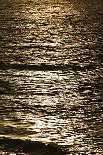 estructura, textura, fons, mar, superfície, patró, aigua, superfície de l'aigua, Sol ponent, llum solar, reflexió, brilli, abendstimmung, llum de la nit, naturalesa, onada, estiu, cap gent, a l'aire lliure, fosc, ondulat, marc complet, primer pla, material de fusta, bellesa a la natura, posta de sol, davant del mar, dia, marró, tranquil·litat, efecte texturat, 5K, CC0, domini públic, lliure de regalies