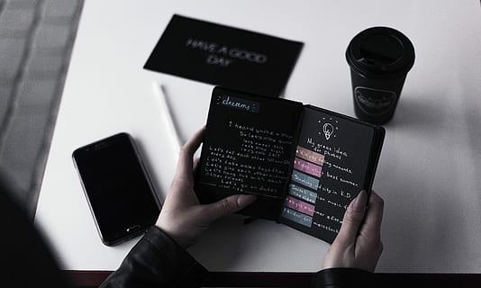 person læser bog, hælder, hvid, bord, person læser dagbog, foran, kreativitet, brainstorming, drøm, sort, arbejder, koffein, kaffe, forretning, møde, mobil, skrivebord, meddelelse, notesbog, visdom, bogmærke, teknologi, trådløs teknologi, menneskelig hånd, en person, forbindelse, indendørs, bedrift, hånd, menneskelig kropsdel, digital tablet, voksen, internet, bærbar informationsenhed, computer, smart telefon, tekst, skærm, social networking, 5K, CC0, offentligt domæne, royaltyfrie