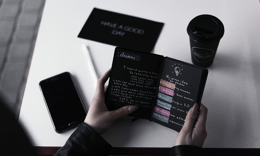 person læser bog, hælder, hvid, bord, person læser dagbog, foran, kreativitet, brainstorming, drøm, sort, arbejder, koffein, kaffe, forretning, møde, mobil, skrivebord, meddelelse, notesbog, visdom, bogmærke, teknologi, trådløs teknologi, menneskelig hånd, en person, forbindelse, indendørs, bedrift, hånd, menneskelig kropsdel, digital tablet, voksen, internet, bærbar informationsenhed, computer, smart telefon, tekst, skærm, social networking, 5K