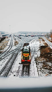 bevæger sig, gul, grøn, lokomotiv tog, togbaner, tæt på, Foto, tog, jernbane, spore, motor, sne, station, transportmidler, vinter, kold temperatur, jernbanetransport, jernbanespor, transportform, natur, himmel, kopiere plads, dag, offentlig transport, tog - køretøj, ingen mennesker, skyfri himmel, arkitektur, forbindelse, udendørs, faldende perspektiv, 5K, CC0, offentligt domæne, royaltyfrie