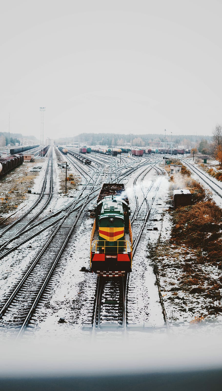 bevæger sig, gul, grøn, lokomotiv tog, togbaner, tæt på, Foto, tog, jernbane, spore, motor, sne, station, transportmidler, vinter, kold temperatur, jernbanetransport, jernbanespor, transportform, natur, himmel, kopiere plads, dag, offentlig transport, tog - køretøj, ingen mennesker, skyfri himmel, arkitektur, forbindelse, udendørs, faldende perspektiv, 5K