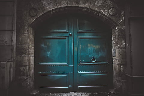blau, fusta, doble, porta de l'arc, verd, de colors, porta, aldaba, tancat, metall blau, porta metàl·lica, entrada, arquitectura, vell, material de fusta, passat de moda, cap gent, casa, bloqueig, protecció, estructura construïda, dia, edifici, exterior de l'edifici, seguretat, arc, porta principal, resistent, finestra, 4K, CC0, domini públic, lliure de regalies