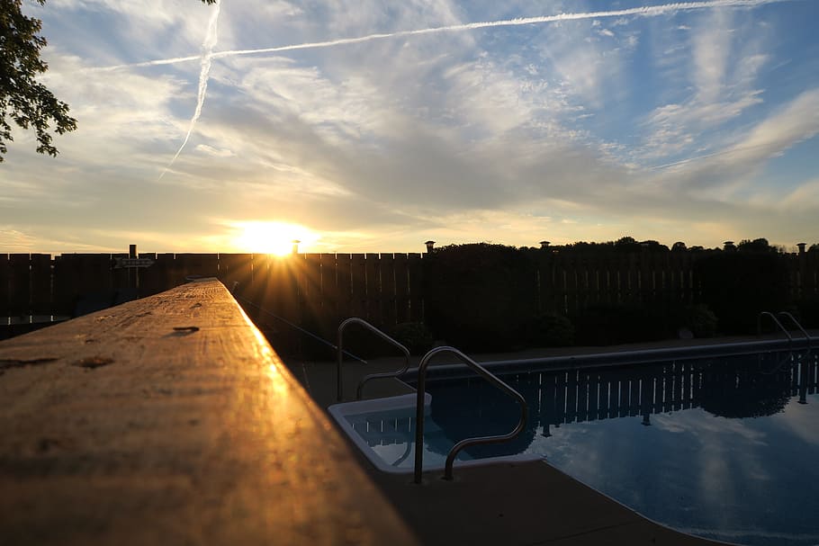 posta de sol, tarda, sol, taronja, cel, tarda, sol, escènic, paisatge, groc, or, Midwest, vespre, naturalesa, a l'aire lliure, aigua, pont - estructura feta per l'home, estiu, riu, llac, nit, cap gent, escenics, reflexió, llum solar, escena tranquil·la, núvol - cel, arquitectura, estructura construïda, flare de la lent, barana, raig de sol, bellesa a la natura, arbre, color taronja, exterior de l'edifici, ciutat, piscina, 5K