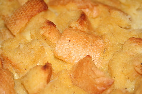 brød budding, makro, tæt på, bagt, dessert, jul dessert, eggnog dessert, eggnog brød budding, cremet, lækker, gylden, brunet, mad og drikke, fuld ramme, mad, baggrunde, ingen mennesker, friskhed, klar til at spise, indendørs, overbærenhed, sødt mad, sød, kartoffel, usund spisning, selektiv fokusering, stegt, måltid, hjemmelavet, fest, kulhydrat - mad type, snack, fristelse, 2K, CC0, offentligt domæne, royaltyfrie
