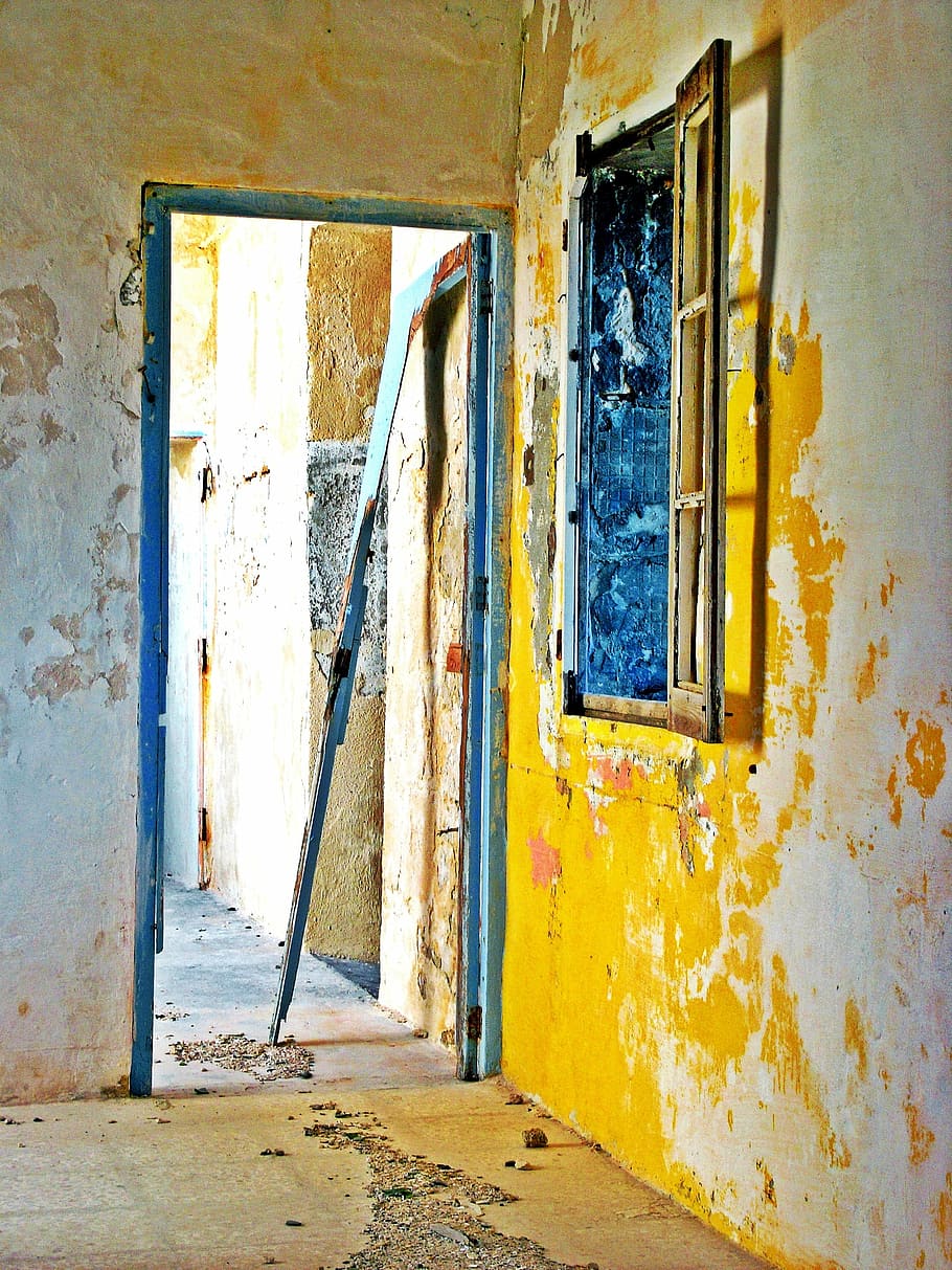 abandonat, buit, edifici, vell, arquitectura, paret, antic, fusta, arruïnat, casa, abandonament, destrucció, interior, danys, finestra, demolida, espatllat, resistent, porta, brut, entrada, estructura construïda, exterior de l'edifici, aixafar, declivi, deteriorament, cap gent, mal estat, obsoleta, funció de construcció de parets, dia, a l'aire lliure, 2K