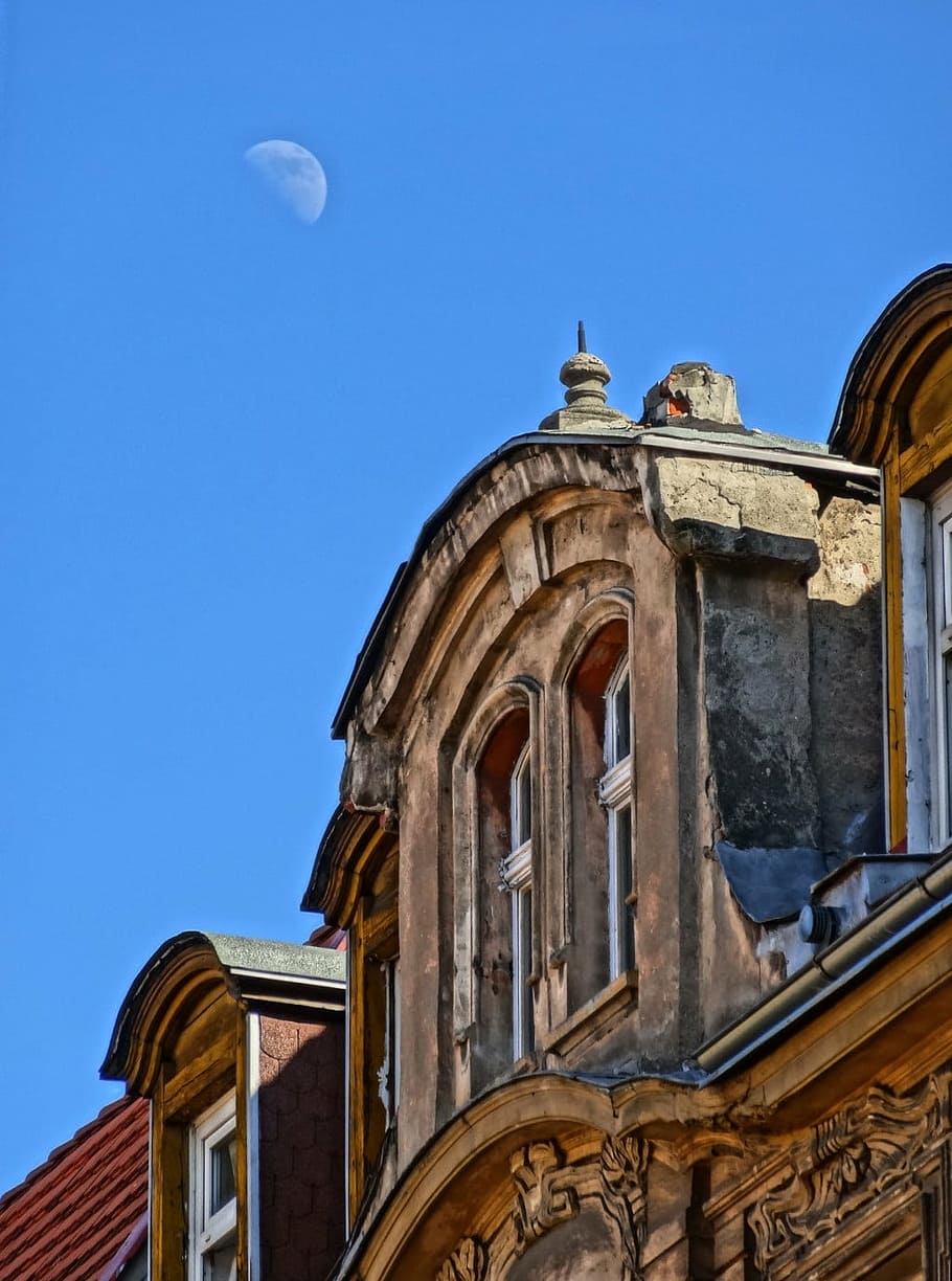 štít, pediment, architektura, fasáda, vnější, budova, střecha, kostel, exteriér budovy, Dějiny, nebe, stavba, nízký úhel pohledu, čisté nebe, modrý, den, nikdo, Příroda, minulost, starý, náboženství, místo uctívání, okno, víra, měsíc, venku, vyšperkovaný, 720P